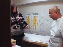 Chica recibe un masaje profundo en el coño en un vídeo voyeur de cámara oculta
