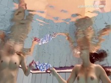 Jóvenes rusas nadan desnudas bajo el agua