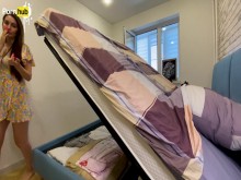 Regalo vaginal del destino MADRASTRA atrapada debajo de la cama.