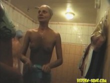 Nadador desnudo tomando traje de baño en la ducha video espía