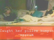 Esposa atrapada con almohada follando espía real masturbándose