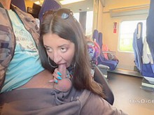 Una chica desconocida se masturbó y me chupó la polla en un tren en público