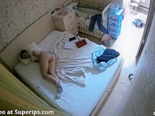 Chica eslava ipcam se masturba sola en su cama