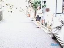 Chica asiática sexy corre para refugiarse en un vídeo japonés sobre tiburones