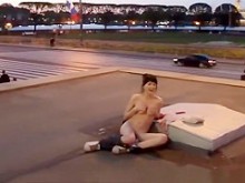 Chica exhibicionista desnuda en la calle