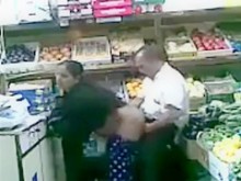 Un tendero se folla por detrás a su esposa paquistaní en la tienda