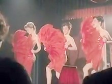 Artistas de cabaret se desnudan y bailan en el escenario