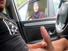 Me saco la polla en una zona de descanso de la autopista, esta musulmana queda impactada!!!