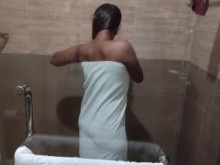 Caliente india joven desi esposa tomando una ducha después de tener relaciones sexuales con su marido en luna de miel