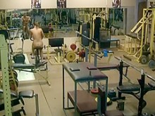 Mujer desnuda espiada haciendo ejercicio en un gimnasio