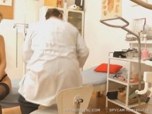 Deportiva de cabello dorado atrapada con cámara en vivo oculta en la clínica