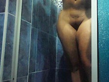 Mujer es atrapada desnuda en un baño público