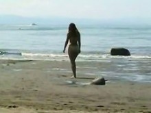 Una rubia desnuda y una belleza de pelo dorado en un vídeo porno en la playa