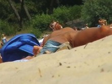 Chica de playa nudista enseña el culo y el coño