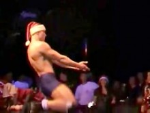 strippers masculinos desnudan a miembros femeninos del público