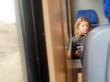 Amigo masturba su polla en el tren