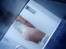 Profesora de culo gordo mueve su clítoris en el baño de la universidad