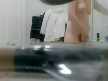 Mi novia juega con su vello púbico en la cámara del baño