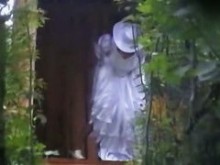 Cámara oculta de orina mujer morena con un vestido largo