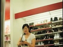 Cutie asiática hace magia upskirt en una zapatería