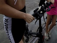 Dos chicas calientes en bicicleta sin bragas bajo la lluvia - Barbara Alves- Pernocas