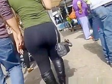 Mujer culona en leggins negros