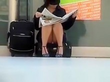 Sentada bajo la falda en el aeropuerto