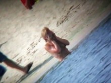 Nena madura con hermosos pechos se moja en una playa nudista
