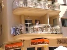21, Una nena sin bragas en su balcón