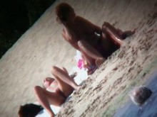 Video genial en la playa de chicas abriendo las piernas