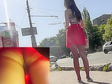 Upskirts amateur muestra pantimedias sexys del color del cuerpo