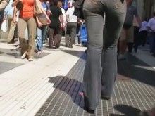 Rubia de pelo largo en jeans ajustados video callejero sincero