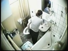 Cámara de baño oculta graba a una chica desnuda tomando la ducha