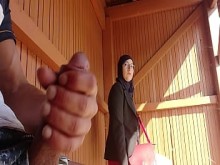 Joven sorprende a esta musulmana que estaba esperando su autobús con su gran polla, ¡¡¡Dios mío !!! alguien los sorprendió&semi; puede que tenga problemas y se escape...