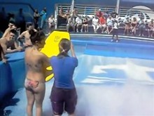 La linda flowrider se bajó la blusa del bikini