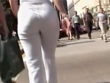 Chica con pantalones blancos está en la calle video sincero 06m