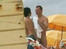 Vídeo caliente de una madura leyendo un libro en una playa nudista