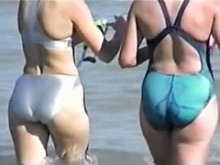 Dos mujeres maduras con traseros sinceros en bikini en la cámara 04p