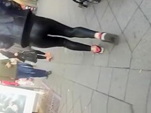 Mujer con pantalones de cuero ajustados