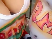 Dos hermanastras calientes comparando sus grandes tetas