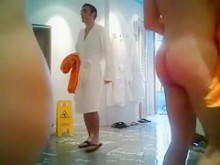 Cuerpos desnudos en el spa