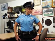 Oficial de policía de tetas grandes follada duro para ganar algo de dinero