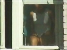 Mujer es espiada por el coño a través de la ventana durante un examen médico
