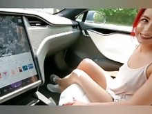 TINDER DATE PILLADA FOLLANDO EN UN TESLA EN PILOTO AUTOMÁTICO