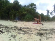 Movimiento de amor oculto en la playa