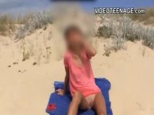 Precioso adolescente en la playa.mp4