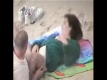 Peludo bbw masturbándose en el playa