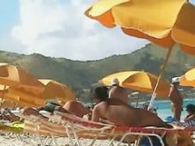 Vídeo de playa de una milf desnuda y una sexy asiática desnuda