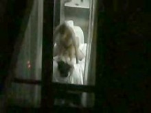 Pareja pillada follando por la ventana del hotel