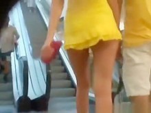 Rubia caliente de pelo largo upskirted en el centro comercial